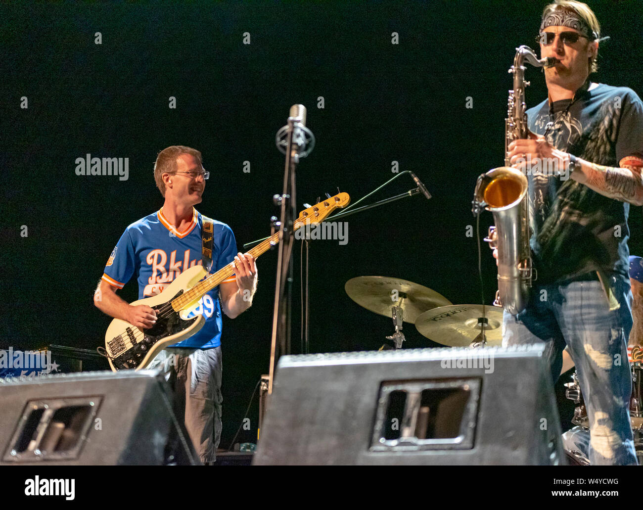 La plage de Zurriola, San Sebastian, Espagne. Le 25 juillet, 2019. Moppa Elliott (basse) et Bryan Murray (SAX),l'exécution au Théâtre Victoria Eugenia . Lieu 24-28 Juillet à Donostia-San Sebastian la 54 édition de la Heineken Jazzaldia 2019 (Basque Country-Spain). Le Festival est l'un des plus anciens en Europe et le plus ancien de l'Espagne. Crédit : Gary Roberts/Alamy Live News Banque D'Images