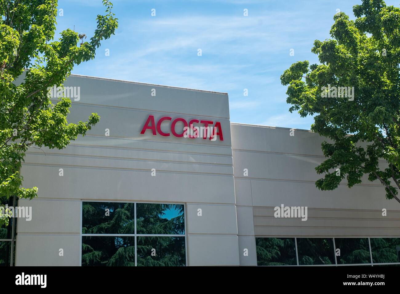 Signer avec le logo sur le bureau à la façade de l'agence de marketing Acosta à Pleasanton, Californie, le 2 juillet 2019. () Banque D'Images