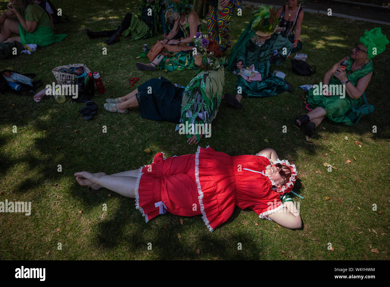 Météo France : Protestant Morris Dancers de prendre une pause de l'extrême chaleur de l'après-midi dans la cour du Palais Vieux, car l'augmentation des températures en été augmenter. Banque D'Images