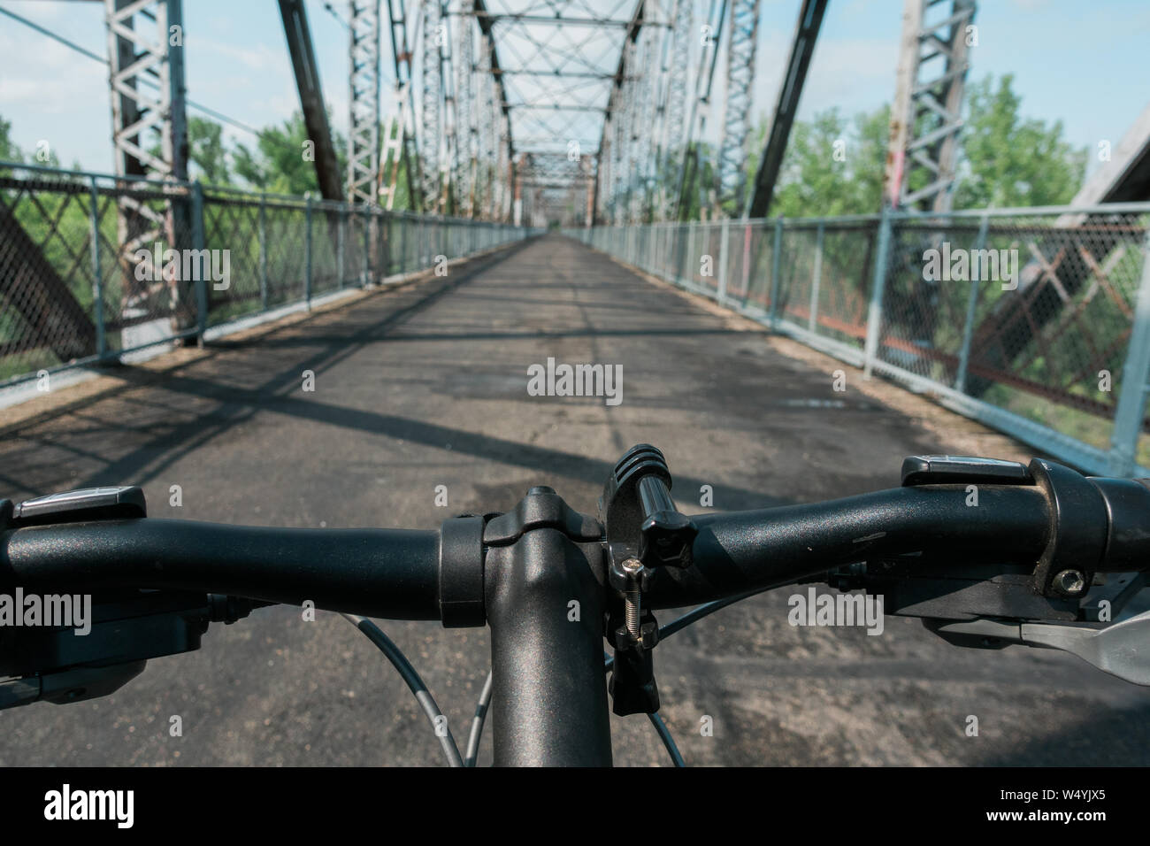 Les cyclistes de la un beau pont Banque D'Images