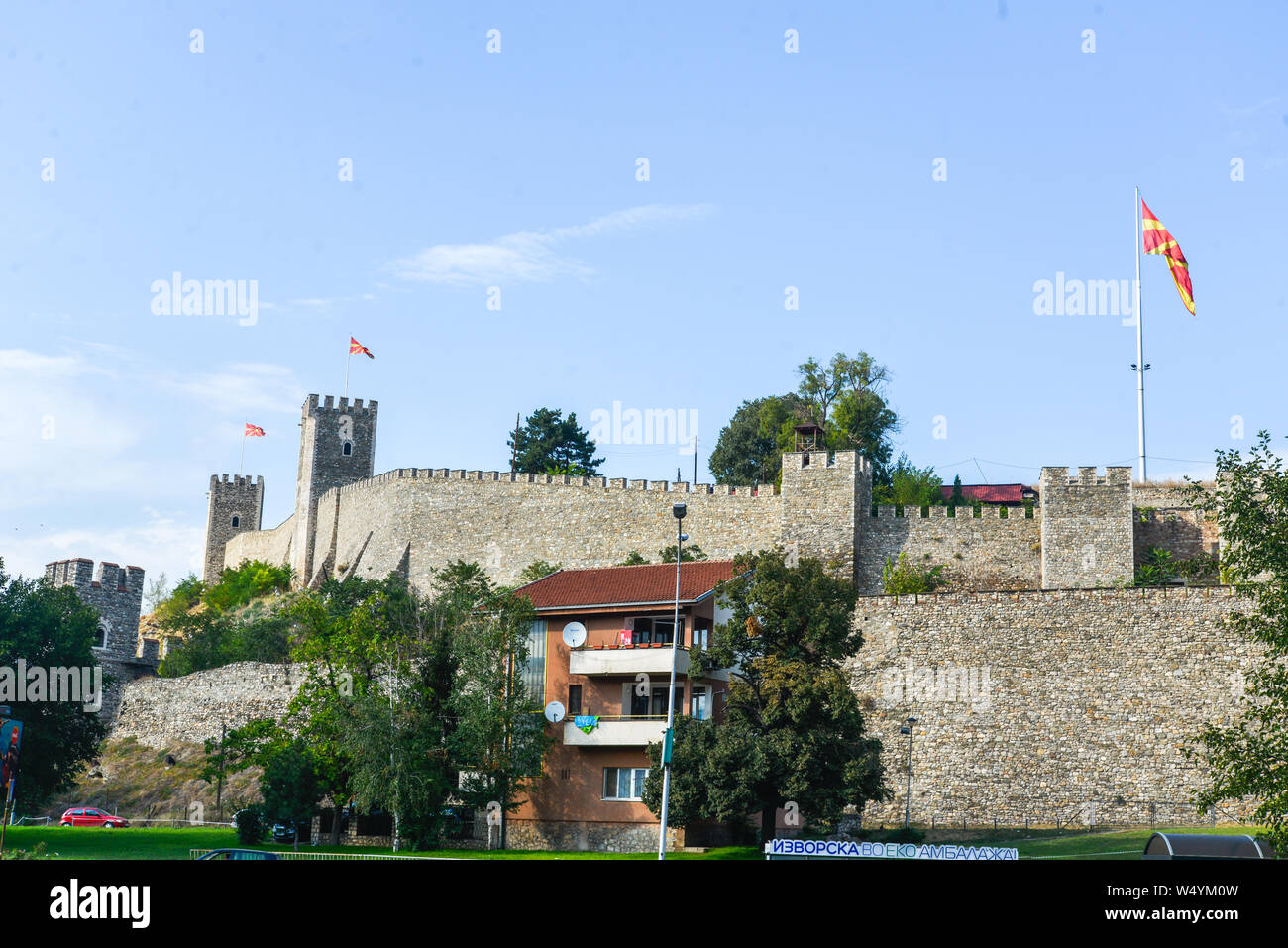 SKOPJE, RÉPUBLIQUE DE MACÉDOINE-NORD 25 AOÛT 2018 : drapeau national macédonien vole à côté de la forteresse de Kale thr river. Banque D'Images