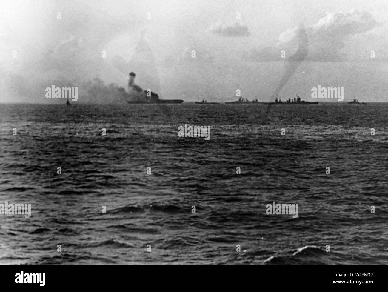 Croiseurs et destroyers stand par le naufrage USS Lexington (CV-2) 8 mai 1942 (NH 76561). Banque D'Images