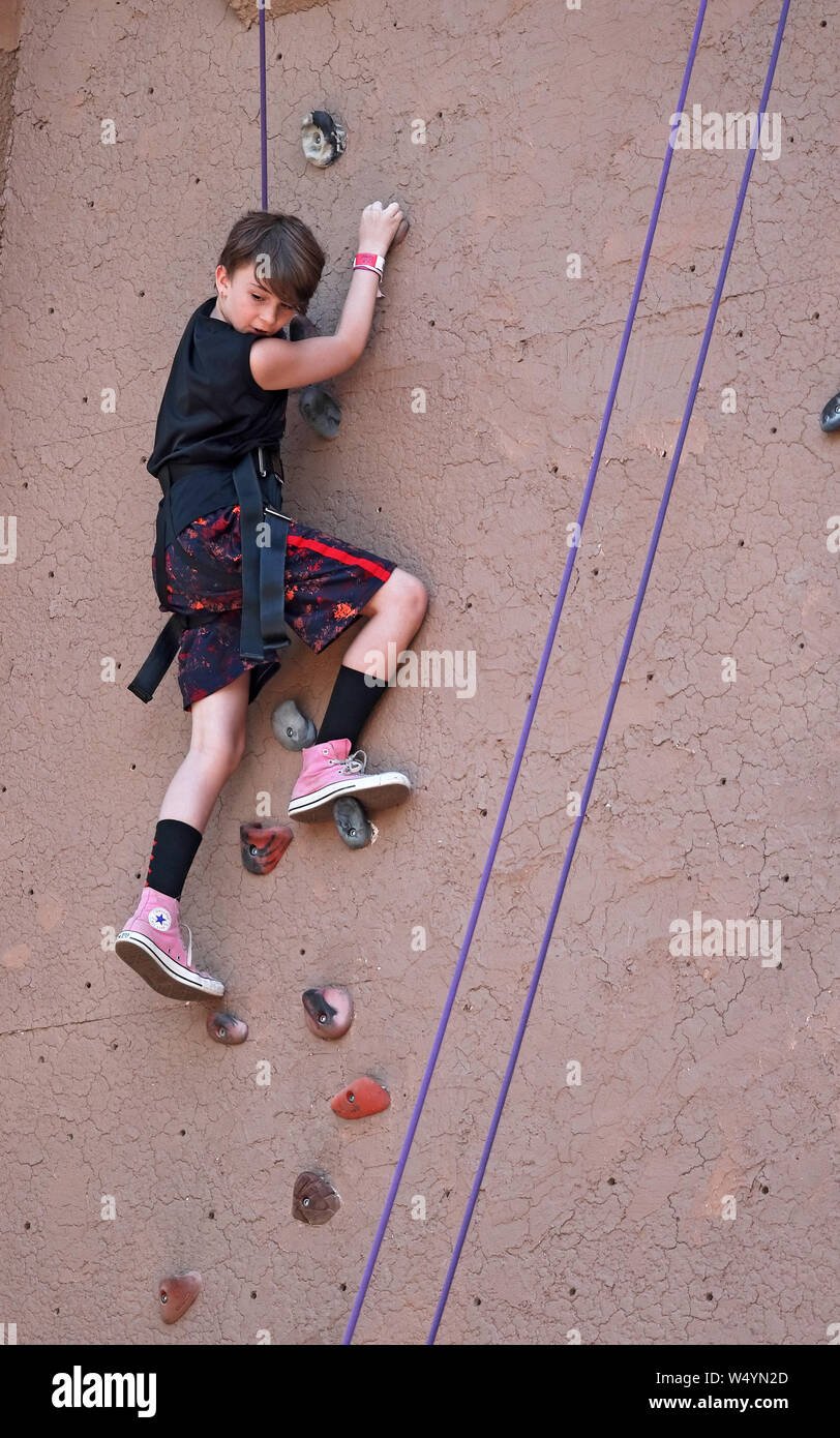 Larkspur, Colorado - le 21 juillet 2019 : Festival de la renaissance du Colorado. La ville moderne de jour près de Colorado Springs transformé en un village Tudor du 16e siècle Banque D'Images Larkspur, Colorado - le 21 juillet 2019 : Festival de la renaissance du Colorado. La ville moderne de jour près de Colorado Springs transformé en un village Tudor du 16e siècle Banque D'Images
