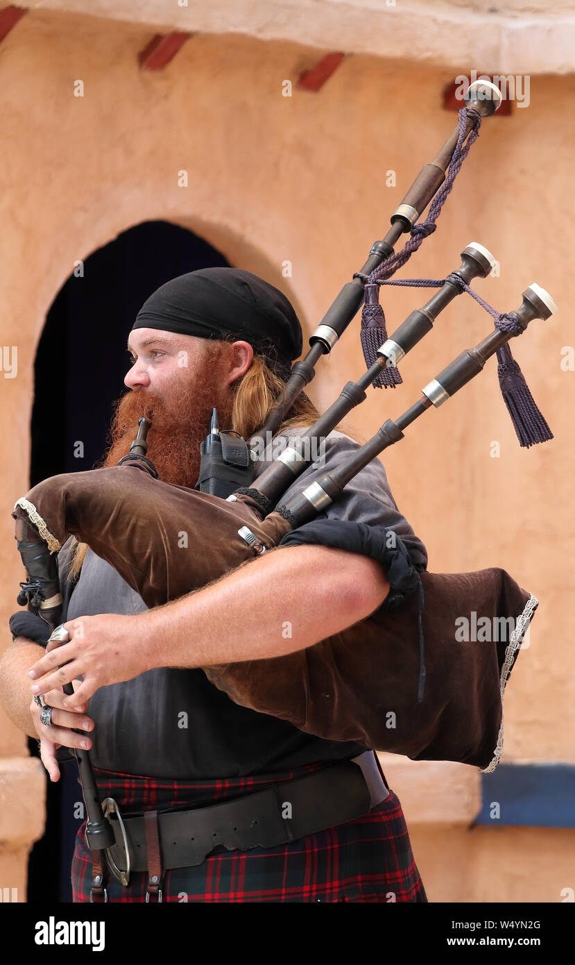 Larkspur, Colorado - le 21 juillet 2019 : Festival de la renaissance du Colorado. La ville moderne de jour près de Colorado Springs transformé en un village Tudor du 16e siècle Banque D'Images