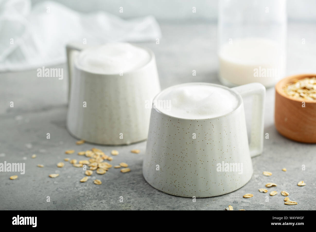 Le lait d'avoine en mousse épaisse avec latte tasses en céramique Banque D'Images