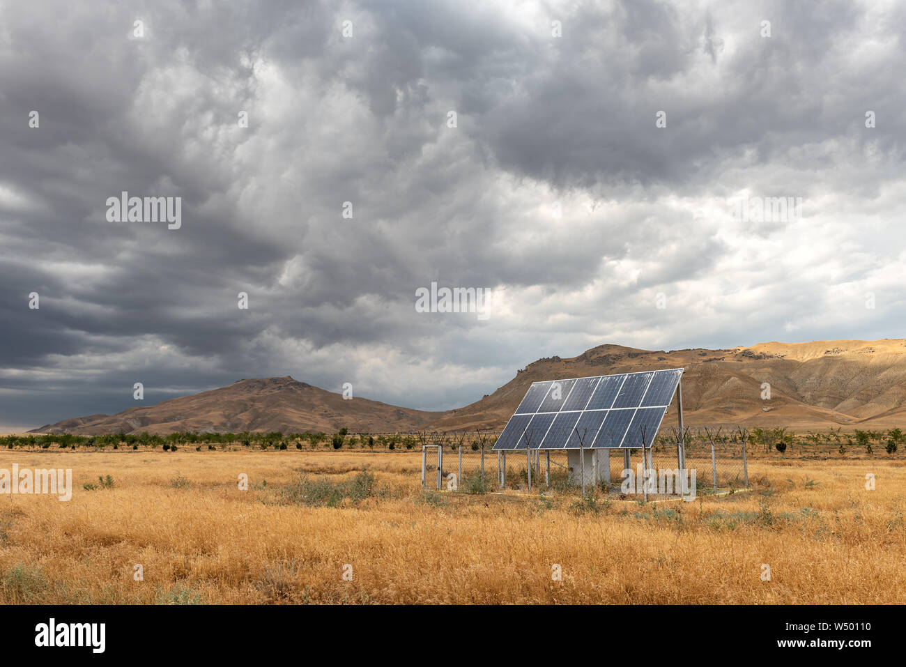 Panneau solaire clôturé dans le domaine Banque D'Images