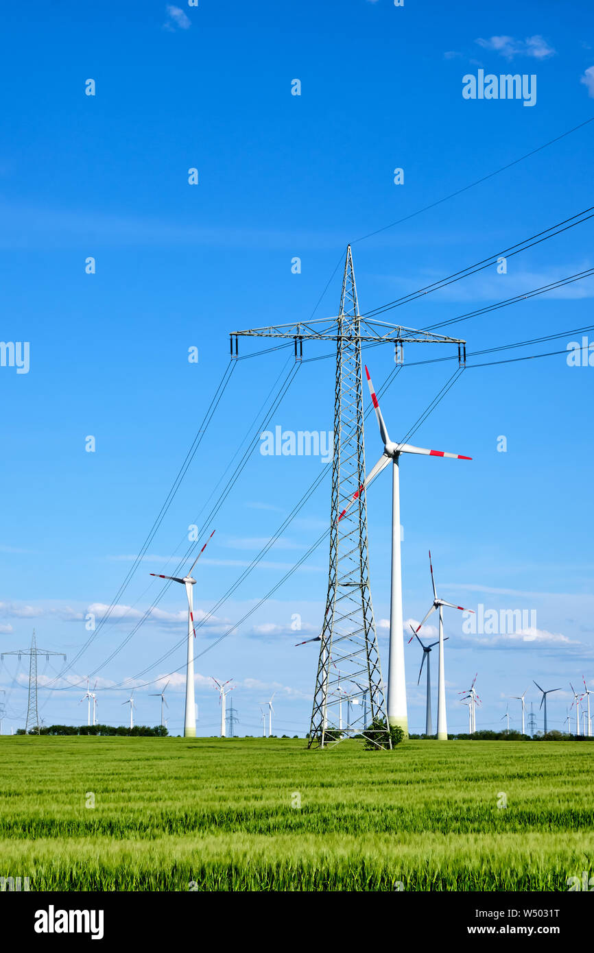 Les lignes électriques et les générateurs d'énergie éolienne vu en Allemagne Banque D'Images
