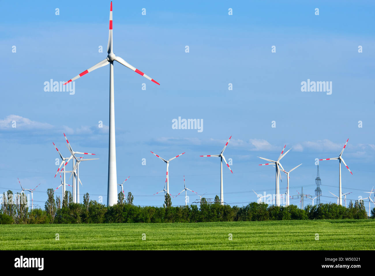 L'énergie éolienne dans une zone agricole vu en Allemagne Banque D'Images