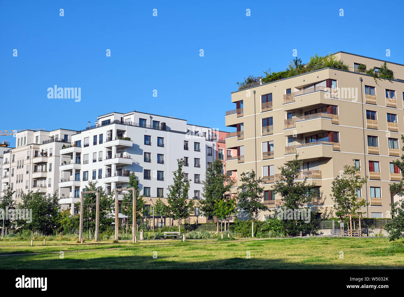 Beige et blanc moderne maisons vacances vu à Berlin, Allemagne Banque D'Images