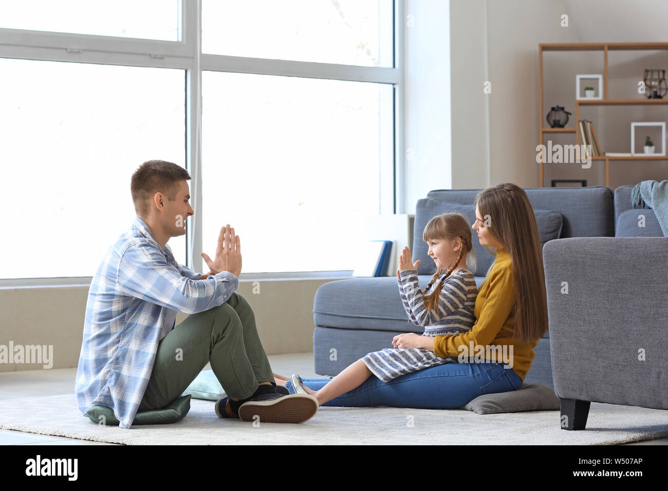 Famille sourd-muet dans la langue des signes à la maison Banque D'Images