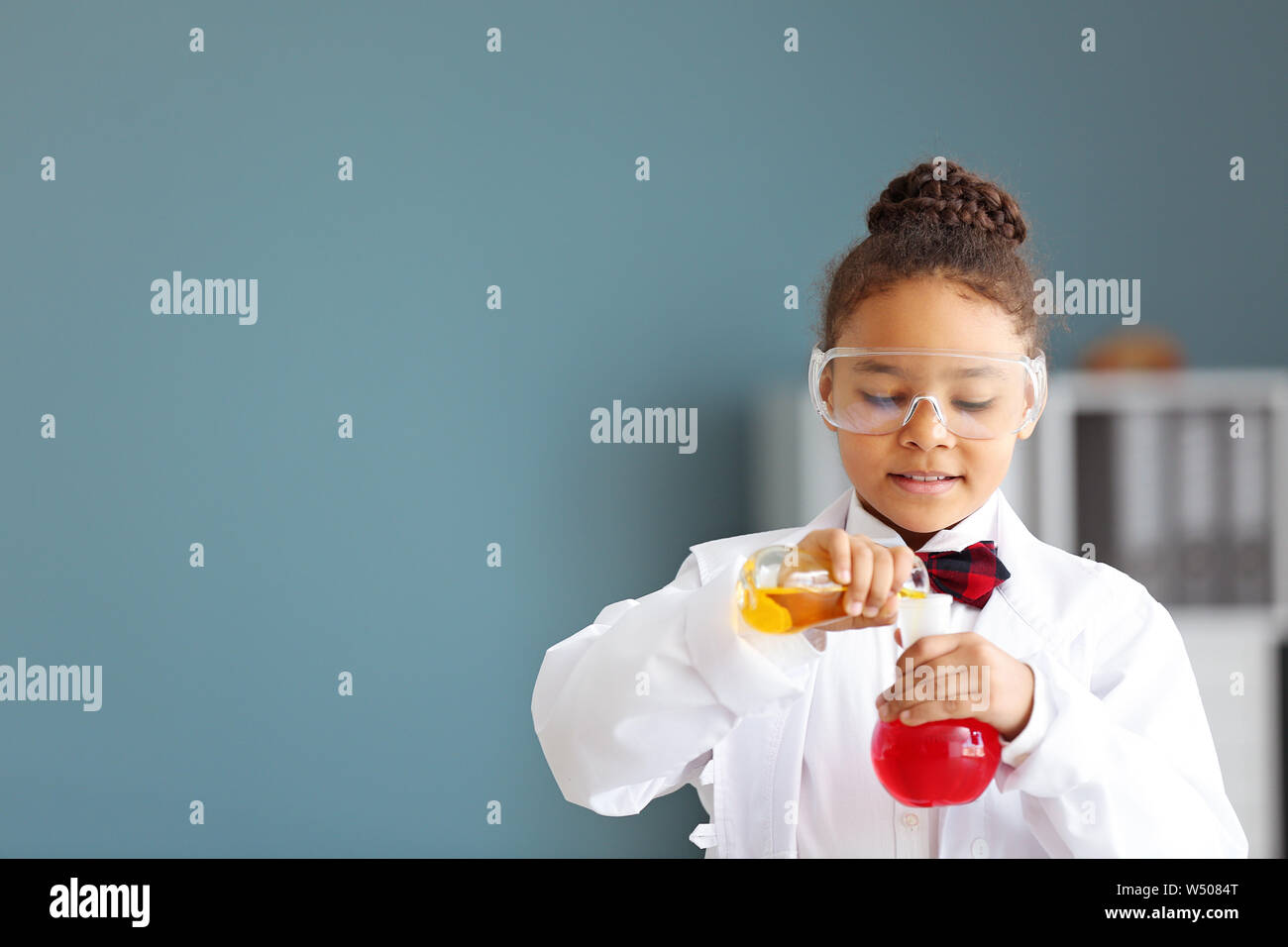 Peu d'Afro-Américain scientist in laboratory Banque D'Images