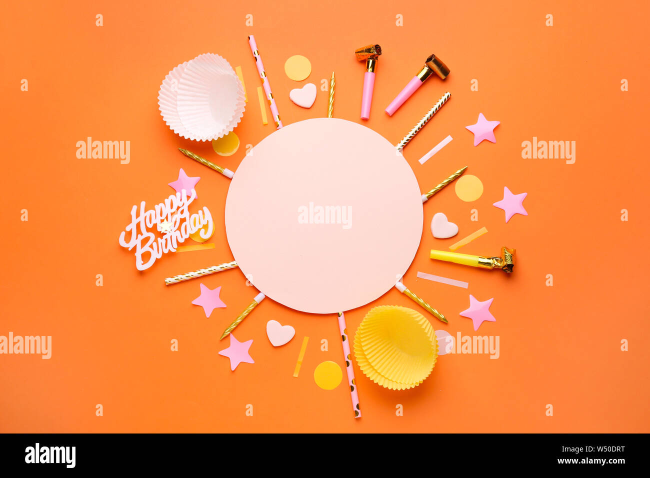 La Composition Avec Carte Vierge Et Un Decor D Anniversaire Sur Un Fond De Couleur Photo Stock Alamy La Composition Avec Carte Vierge Et Un Decor D Anniversaire Sur Un Fond De Couleur Photo Stock Alamy