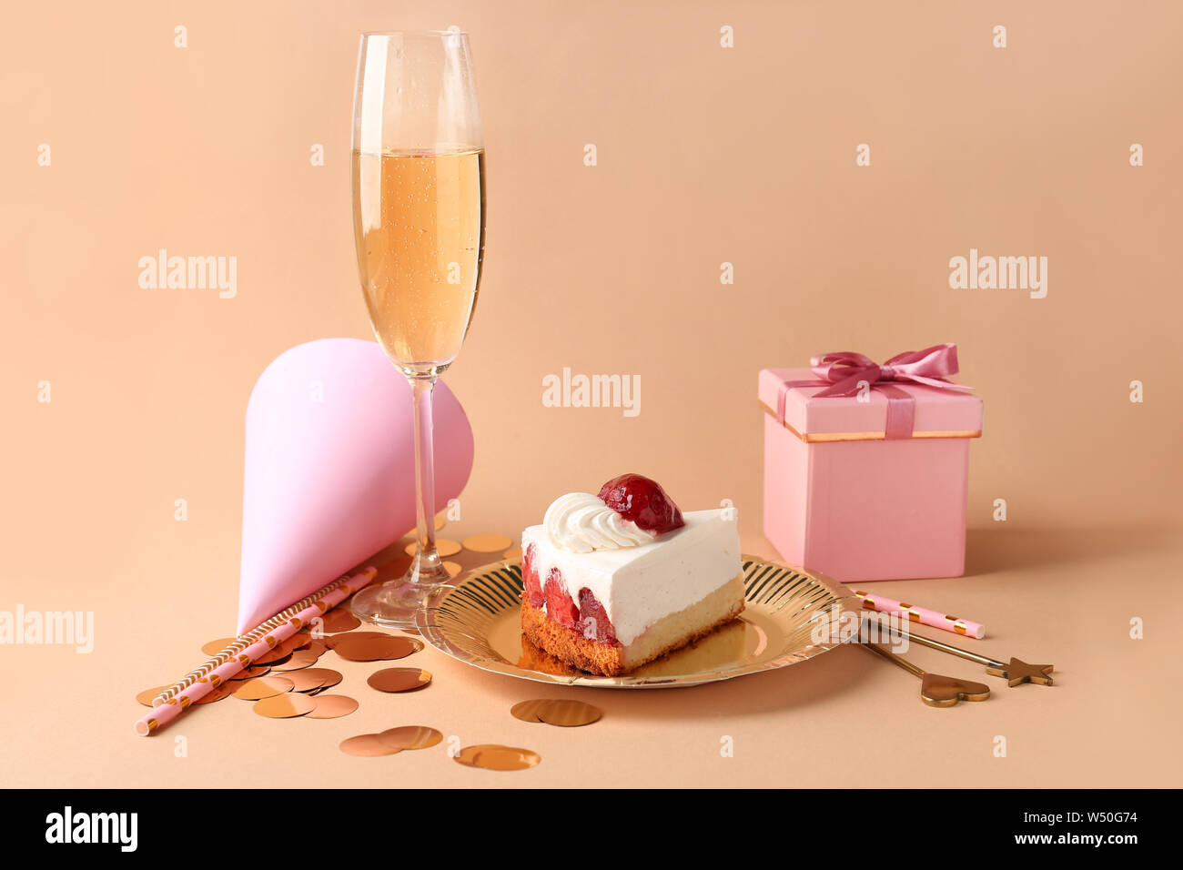 Plaque Avec Gateau D Anniversaire Boite Cadeau Et Verre De Champagne Sur Un Fond De Couleur Photo Stock Alamy Plaque Avec Gateau D Anniversaire Boite Cadeau Et Verre De Champagne Sur Un Fond De Couleur Photo Stock Alamy