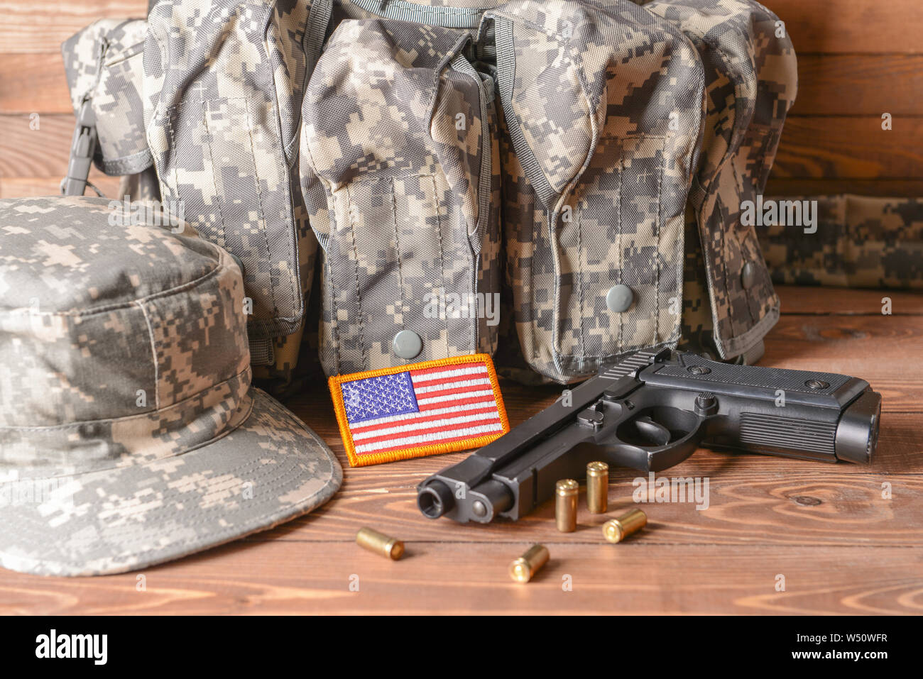 L'uniforme militaire et des armes sur une table en bois Banque D'Images