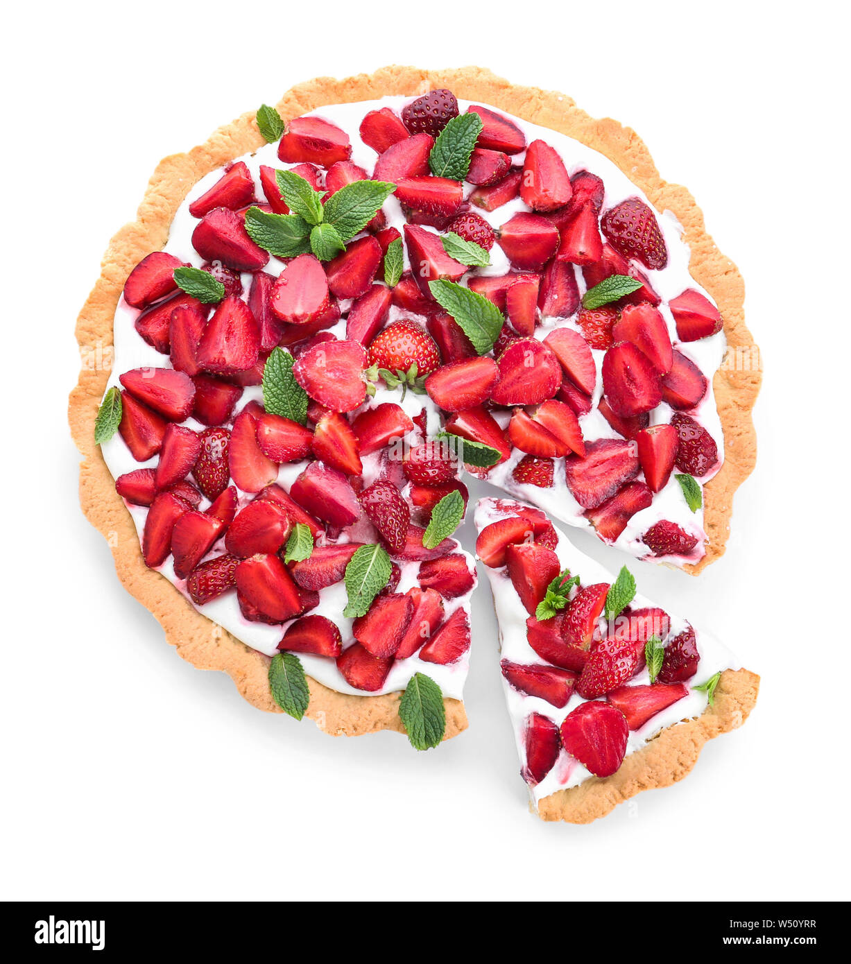 Délicieux gâteau aux fraises sur fond blanc Banque D'Images