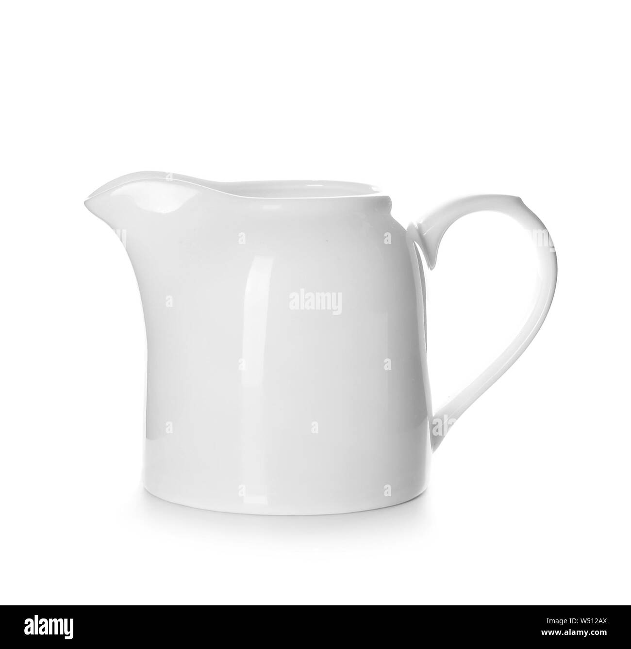 Pot à lait en céramique sur fond blanc Banque D'Images