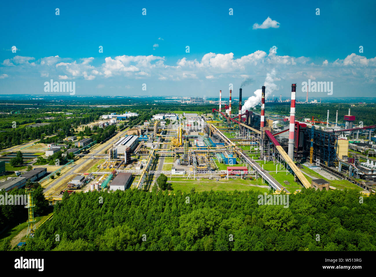 Paysage industriel avec forte pollution produite par une grande usine Photo  Stock - Alamy