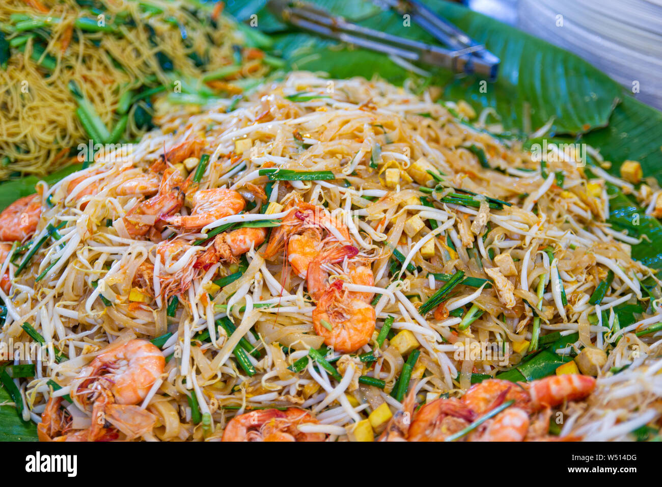 Libre de la cuisson des nouilles Pad Thaï thaï, sur le marché de l'alimentation de rue populaires Thai Food Bangkok Thaïlande Banque D'Images