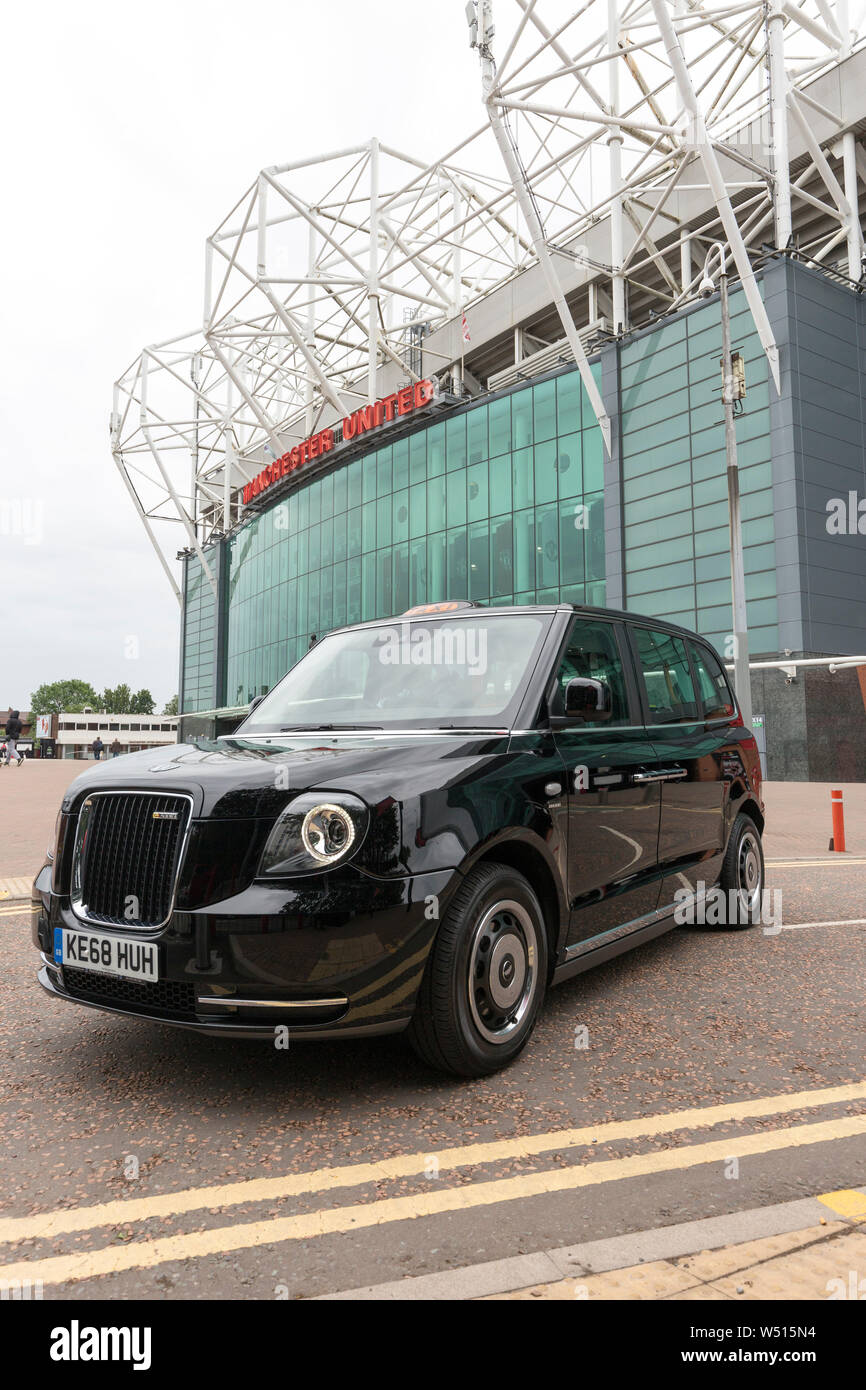 Cabine électrique noire à l'extérieur du terrain de football Old Trafford Banque D'Images