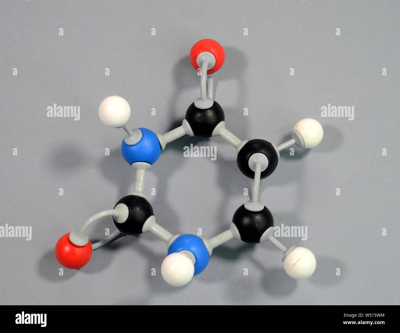 Molécule modèle de l'élément de l'ADN l'uracile. Le noir est le carbone, l'oxygène est rouge, blanc est l'hydrogène, l'azote est bleu Banque D'Images