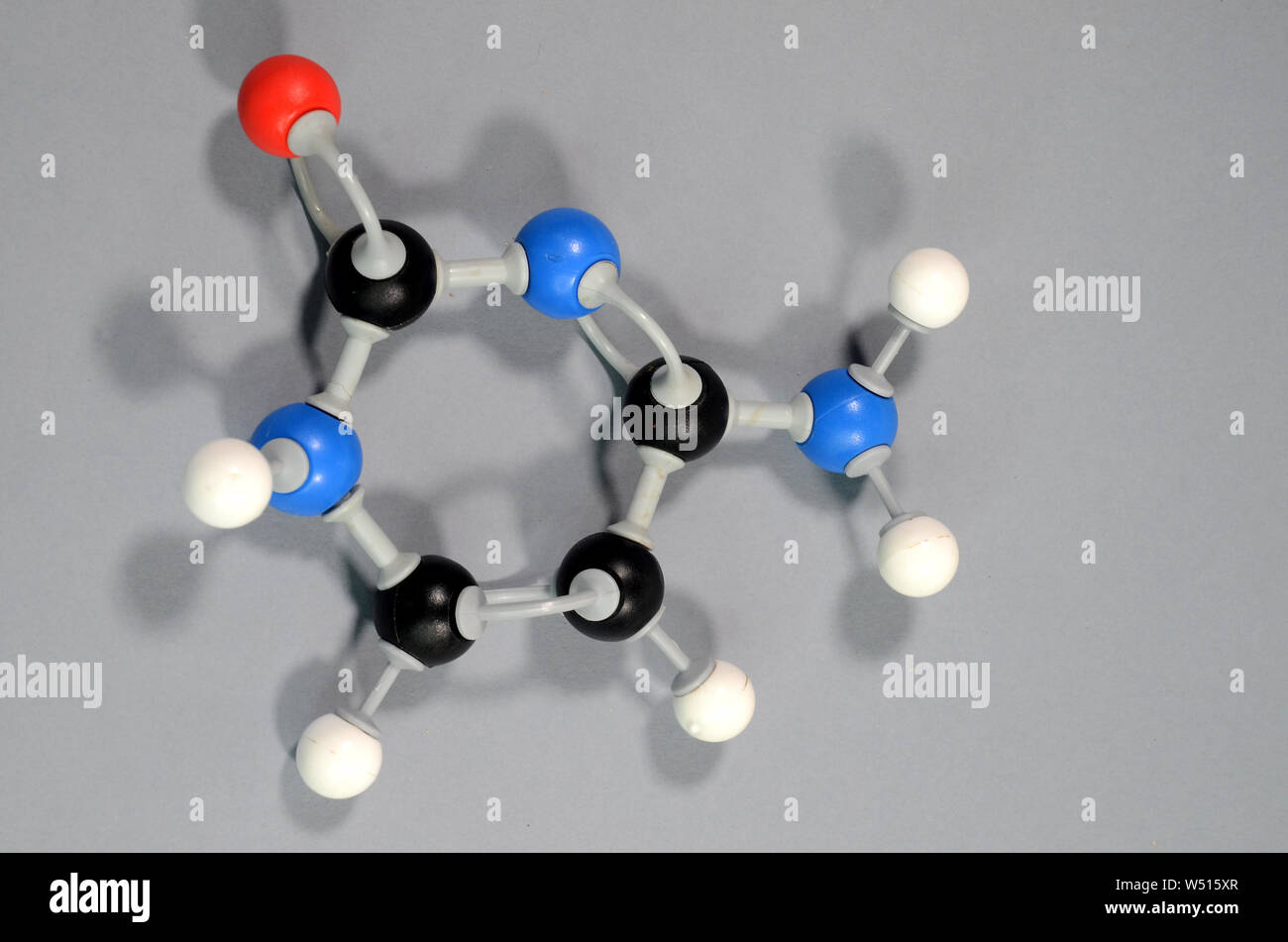 Molécule modèle de l'élément de l'ADN cytosine. Le noir est le carbone, l'oxygène est rouge, blanc est l'hydrogène, l'azote est bleu Banque D'Images