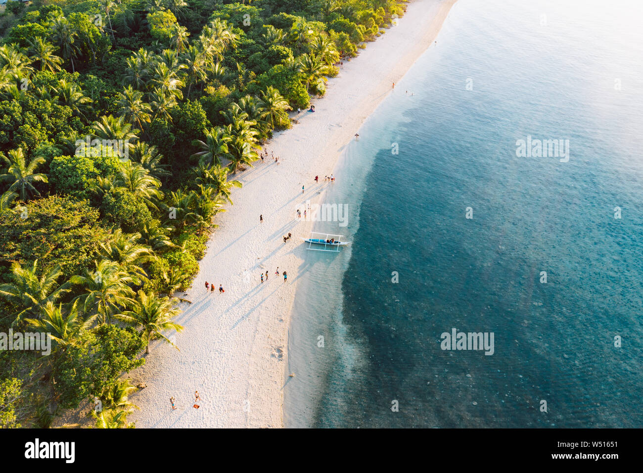 Vue du haut vers le bas du paysage tropical avec de l'eau turquoise et de sable blanc Banque D'Images Vue du haut vers le bas du paysage tropical avec de l'eau turquoise et de sable blanc Banque D'Images