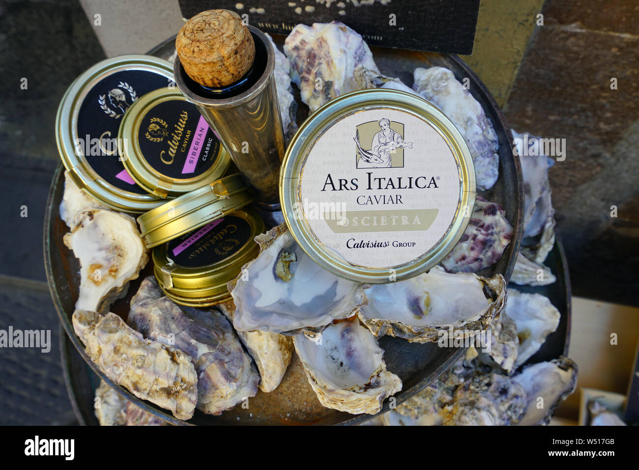 LUCCA, ITALIE - 30 SEP 2018 boîtes colorées- d'Ars Italica caviar italien lors d'une boutique gastronomique en Italie. Banque D'Images