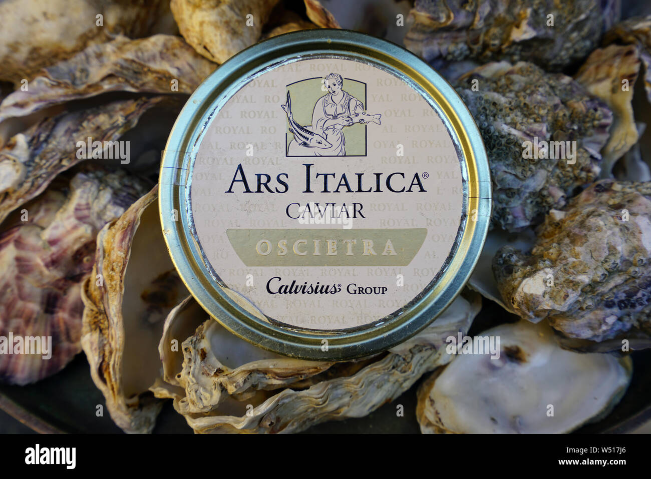 LUCCA, ITALIE - 30 SEP 2018 boîtes colorées- d'Ars Italica caviar italien lors d'une boutique gastronomique en Italie. Banque D'Images