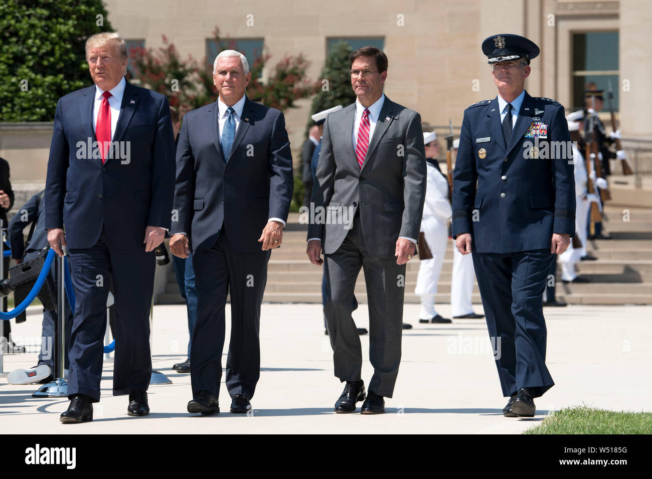 Le président américain, Donald J. Trump, Vice-président Mike Pence, Secrétaire de la Défense, M. Mark T. Esper et vice-président du Conseil des chefs d'état-major général de l'Armée de l'air Paul J. Selva arrivent pour une cérémonie de bienvenue pour tous les honneurs Esper, au Pentagone, Washington, D.C., le 25 juillet 2019. (DoD photo par Lisa Ferdinando) Banque D'Images