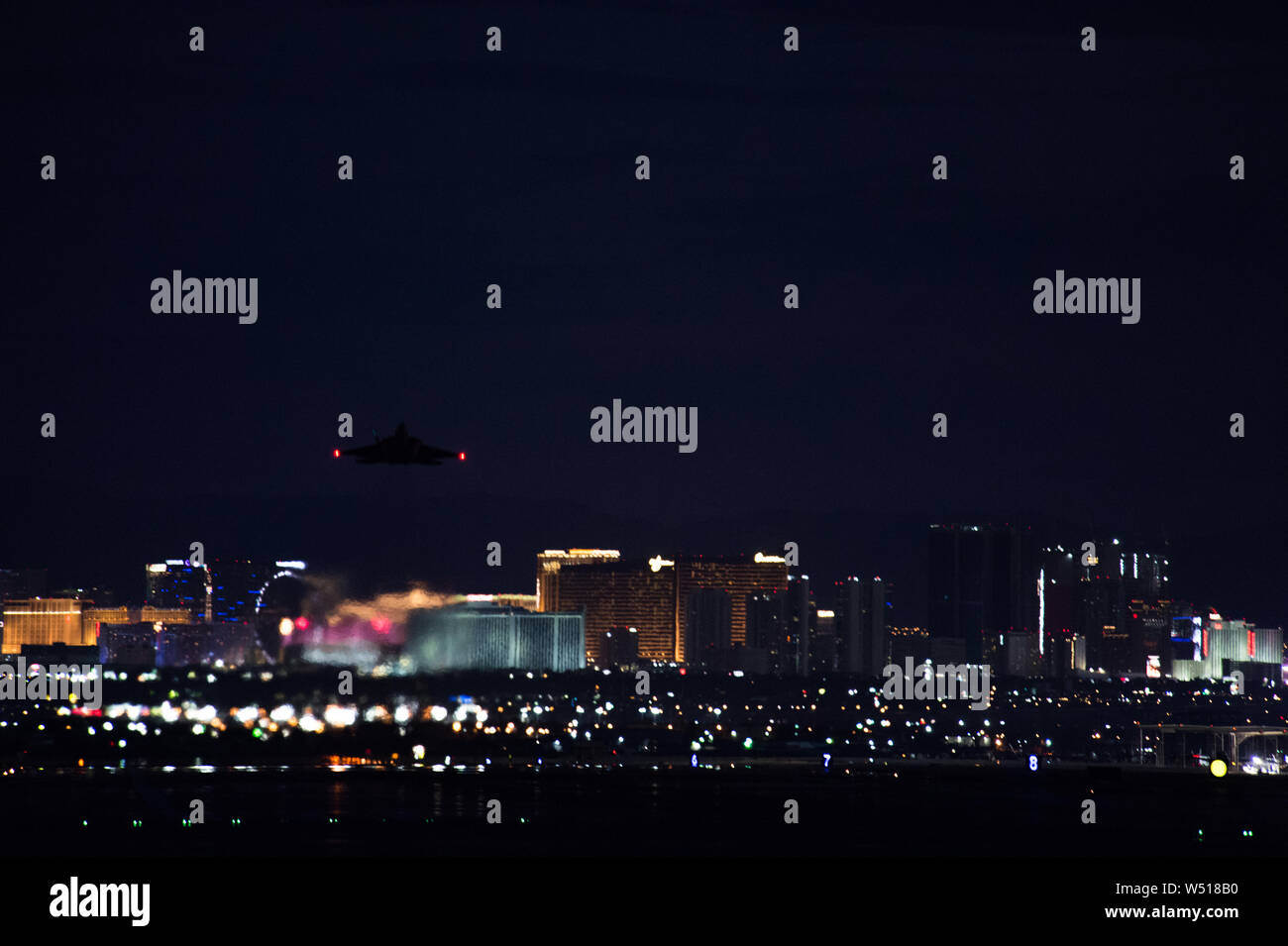 Un U.S. Air Force F-22 Raptor de la 1re Escadre de chasse à Nellis Air Force Base, au Nevada, le 11 juillet 2019. Comme l'aile, la 1ère FW apporte son expertise et assure des unités participantes ont toutes les ressources nécessaires dont ils ont besoin pour atteindre les objectifs de l'exercice Red Flag 19-3. (U.S. Photo de l'Armée de l'air par la Haute Airman Tristan Biese) Banque D'Images