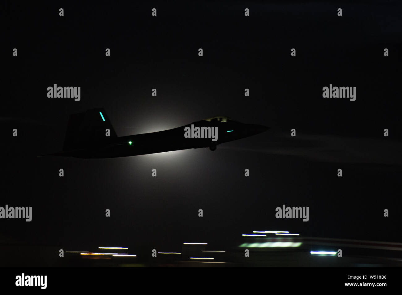 Un U.S. Air Force F-22 Raptor de la 1re Escadre de chasse à Nellis Air Force Base, au Nevada, le 11 juillet 2019. La 1ère FW est le drapeau rouge 19-3 core aile, ce qui signifie qu'ils n'ont pas seulement de mener leur propre à la mission, mais ils ont également en charge l'ensemble du personnel participant. (U.S. Photo de l'Armée de l'air par la Haute Airman Tristan Biese) Banque D'Images