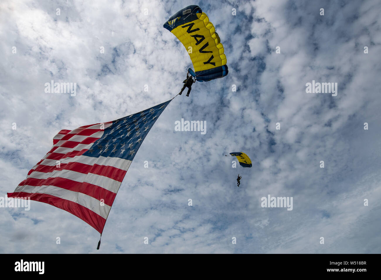 190721-N-ER806-1069 Membres de l'Équipe de parachutistes de la marine des États-Unis, Leap Frogs, voler l'enseigne nationale, au cours de la Fargo 2019 Hymne national du spectacle aérien. Le saut des grenouilles ont été commandées en 1974 par le chef des opérations navales dont la mission est de démontrer l'excellence de la marine des États-Unis. (U.S. Photo par marine Spécialiste de la communication de masse 3 classe Nick Bauer) Banque D'Images 190721-N-ER806-1069 Membres de l'Équipe de parachutistes de la marine des États-Unis, Leap Frogs, voler l'enseigne nationale, au cours de la Fargo 2019 Hymne national du spectacle aérien. Le saut des grenouilles ont été commandées en 1974 par le chef des opérations navales dont la mission est de démontrer l'excellence de la marine des États-Unis. (U.S. Photo par marine Spécialiste de la communication de masse 3 classe Nick Bauer) Banque D'Images