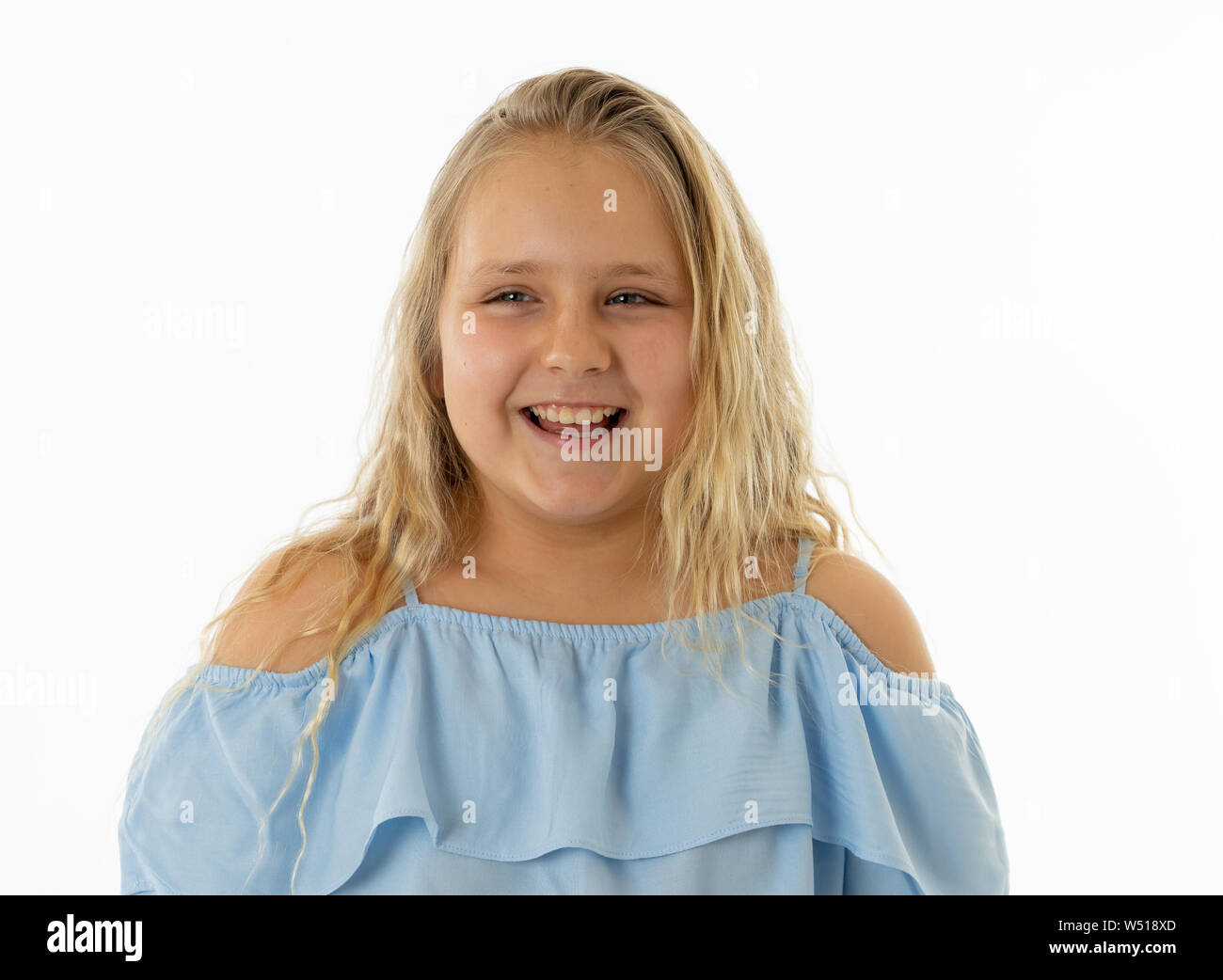 Close up portrait. Cute heureux, confiant, succès, fière petite fille souriant à la caméra. Des émotions positives et les expressions faciales, educati Banque D'Images