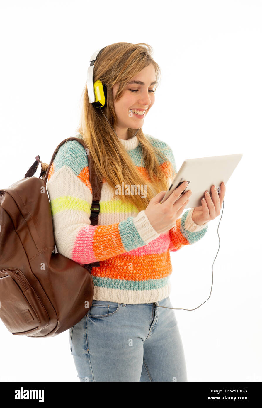 Portrait of happy young woman in étudiant adolescent écouteurs sous tablet regarder une vidéo Didacticiel en ligne malédiction ou écouter de la musique. Blanc isolé Banque D'Images