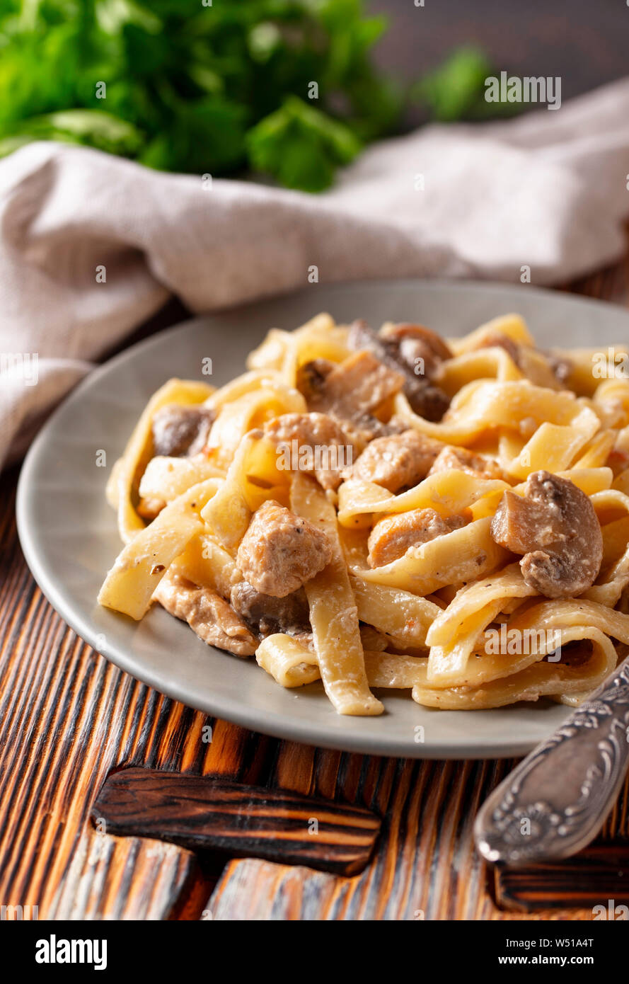 Pâtes aux champignons et poulet Banque D'Images