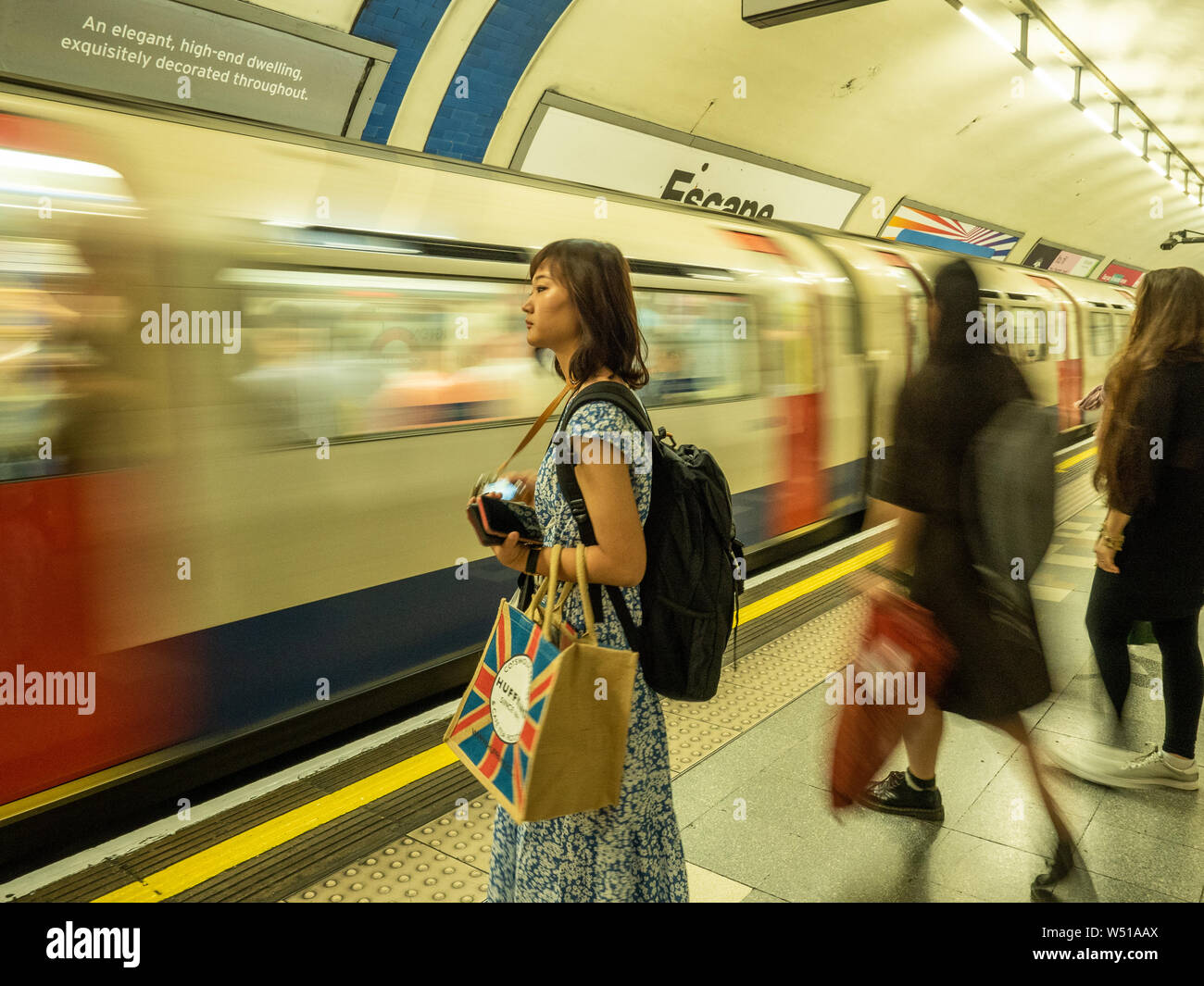 Lady attendant de monter à bord d'un train à la station de métro, Londres Banque D'Images