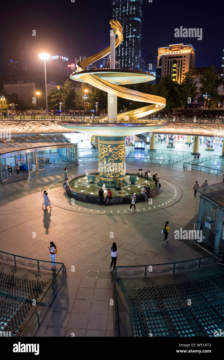 CHENGDU ART éclectique fontaine illuminée la nuit urbaine Banque D'Images