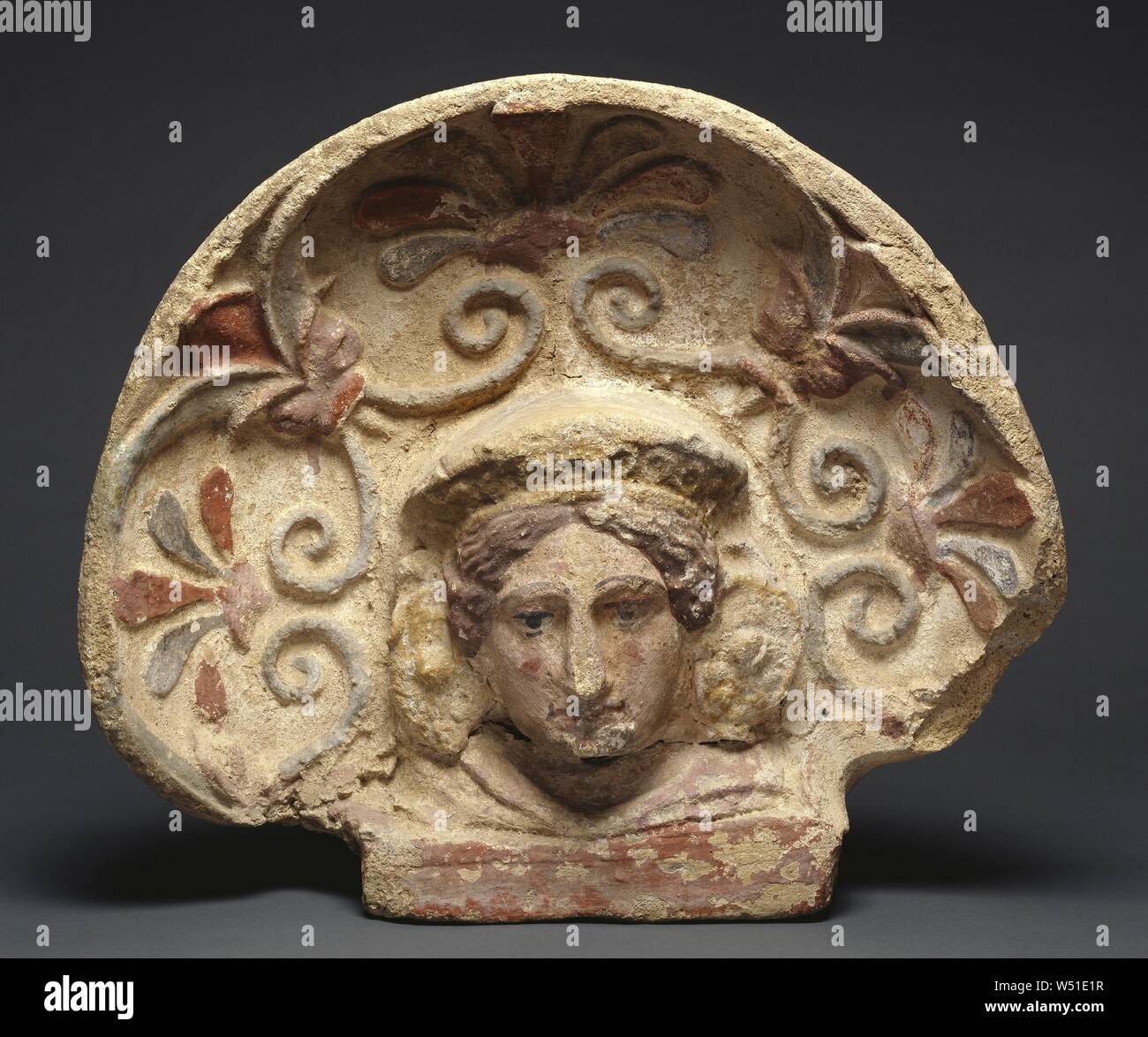 Antefix avec tête de la femme, l'inconnu, l'Étrurie, au début du 5e siècle avant J.-C., terre cuite et Polychromie, 27,5 cm (10 au 13/16 Banque D'Images