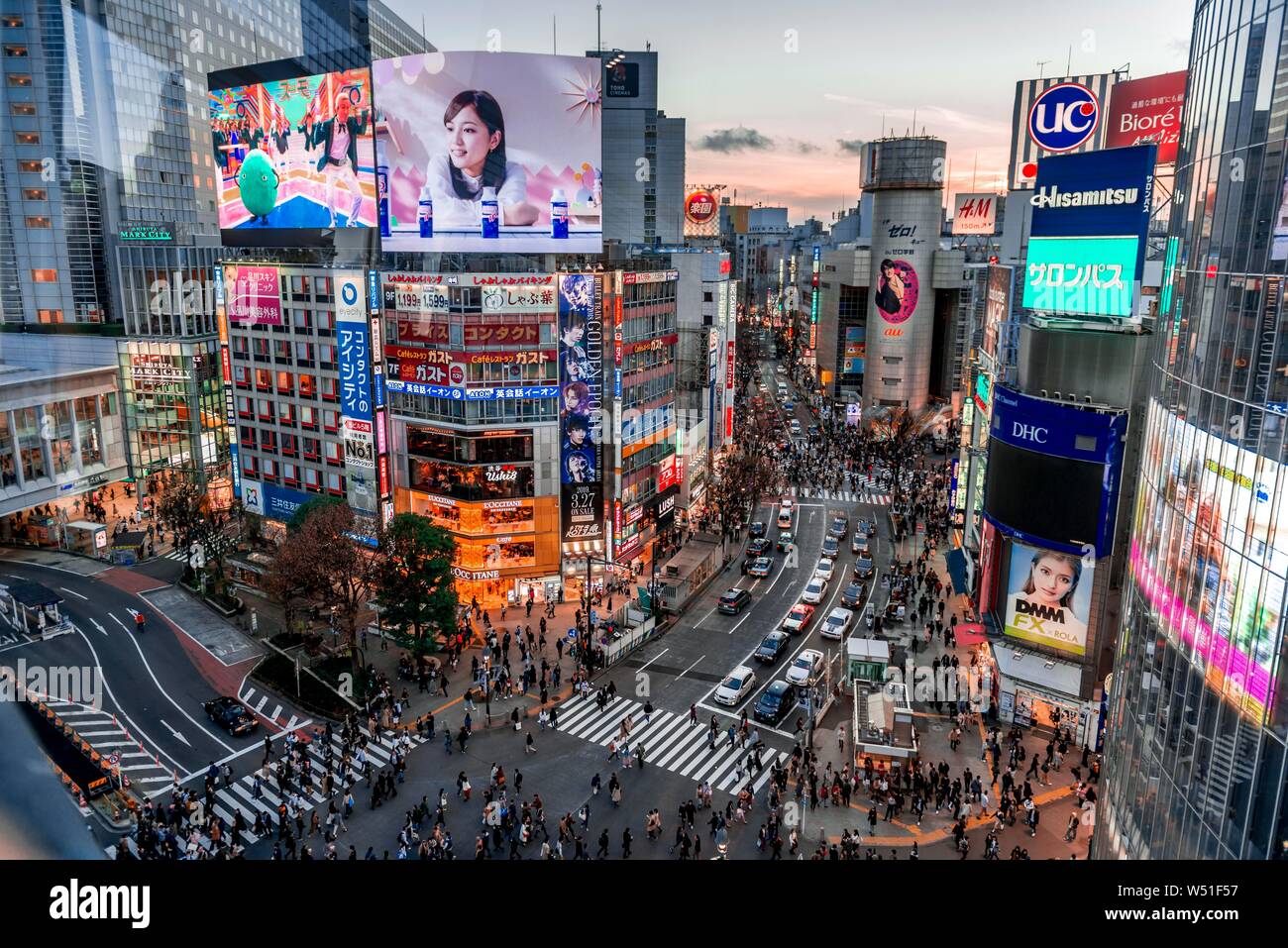 Croisement de Shibuya à partir de ci-dessus, à l'intersection des foules de gens éclairés avec des lumières de rue et colorés, les panneaux publicitaires lumineux dans le Banque D'Images