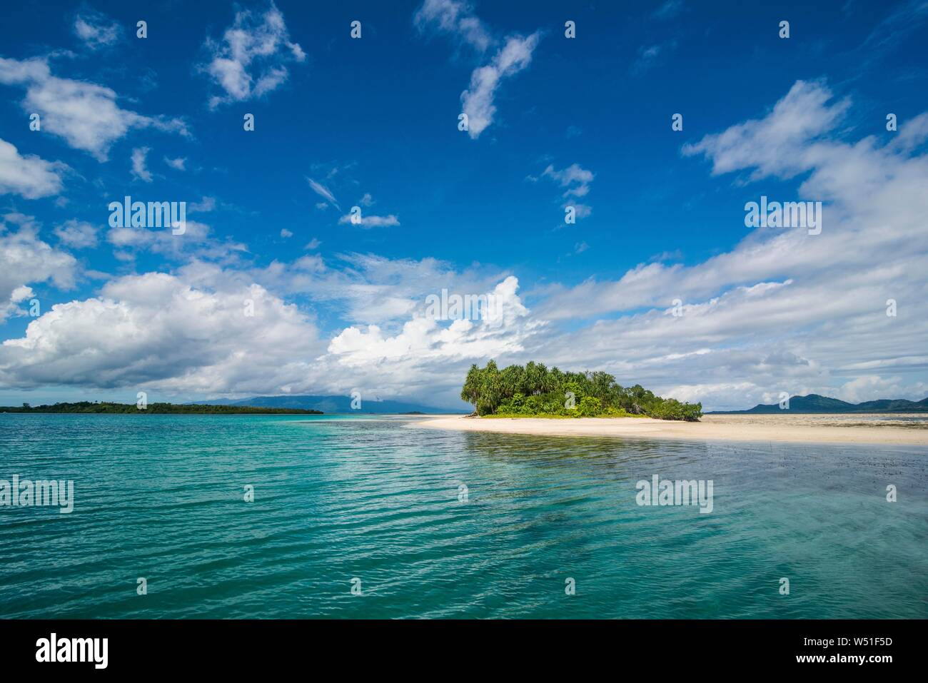 L'eau turquoise et plage de sable blanc, l'ile blanche, Buka, Bougainville, en Papouasie Nouvelle Guinée Banque D'Images