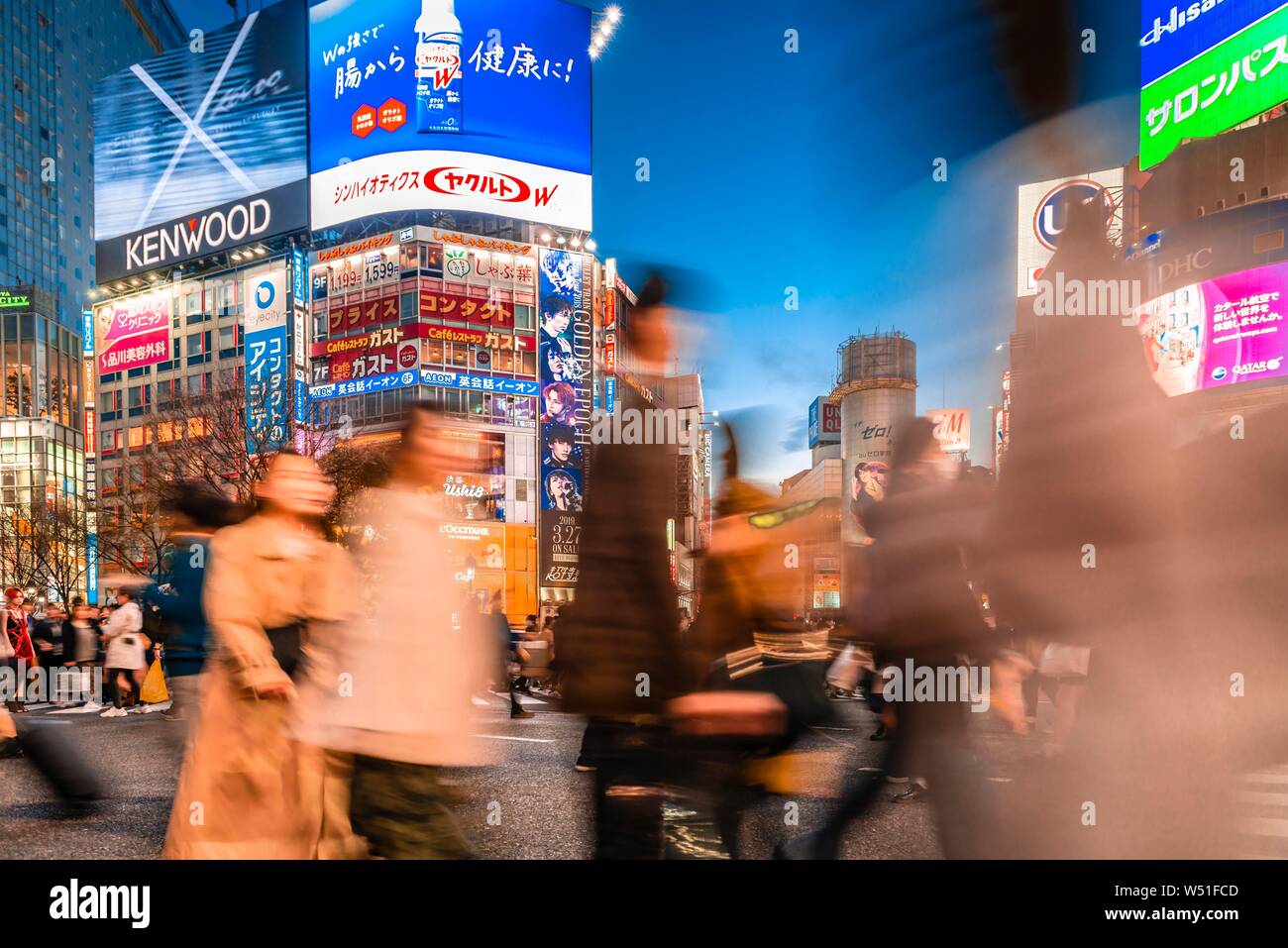 Croisement de Shibuya, des foules de gens aux carrefours, des panneaux colorés et des enseignes au néon sur les gratte-ciel, crépuscule, crépuscule, Udagawacho Shibuya, Tokyo, Japon Banque D'Images