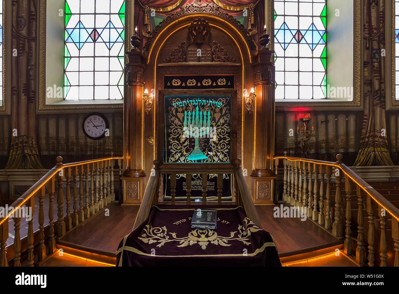 Un Parochet rideau, en face de la Torah de culte dans l'intérieur de la Synagogue Tsori Gilod, Lviv, Ukraine Banque D'Images