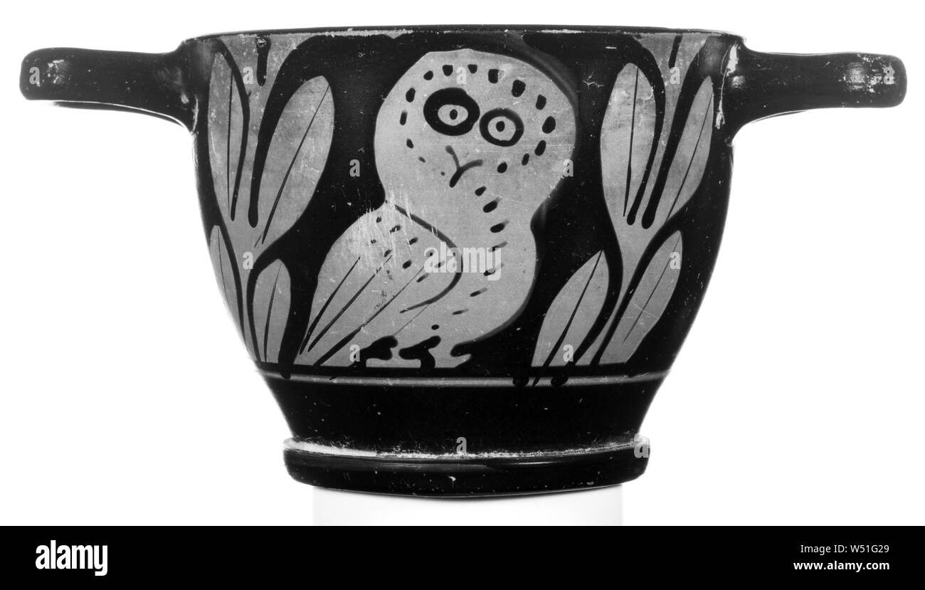 Chouette des Pouilles Skyphos, Inconnu, Pouilles, Italie du Sud, premier trimestre de 4ème siècle avant J.-C., terre cuite, 7,6 × 9,6 × 3 cm (3 3/4 po Banque D'Images