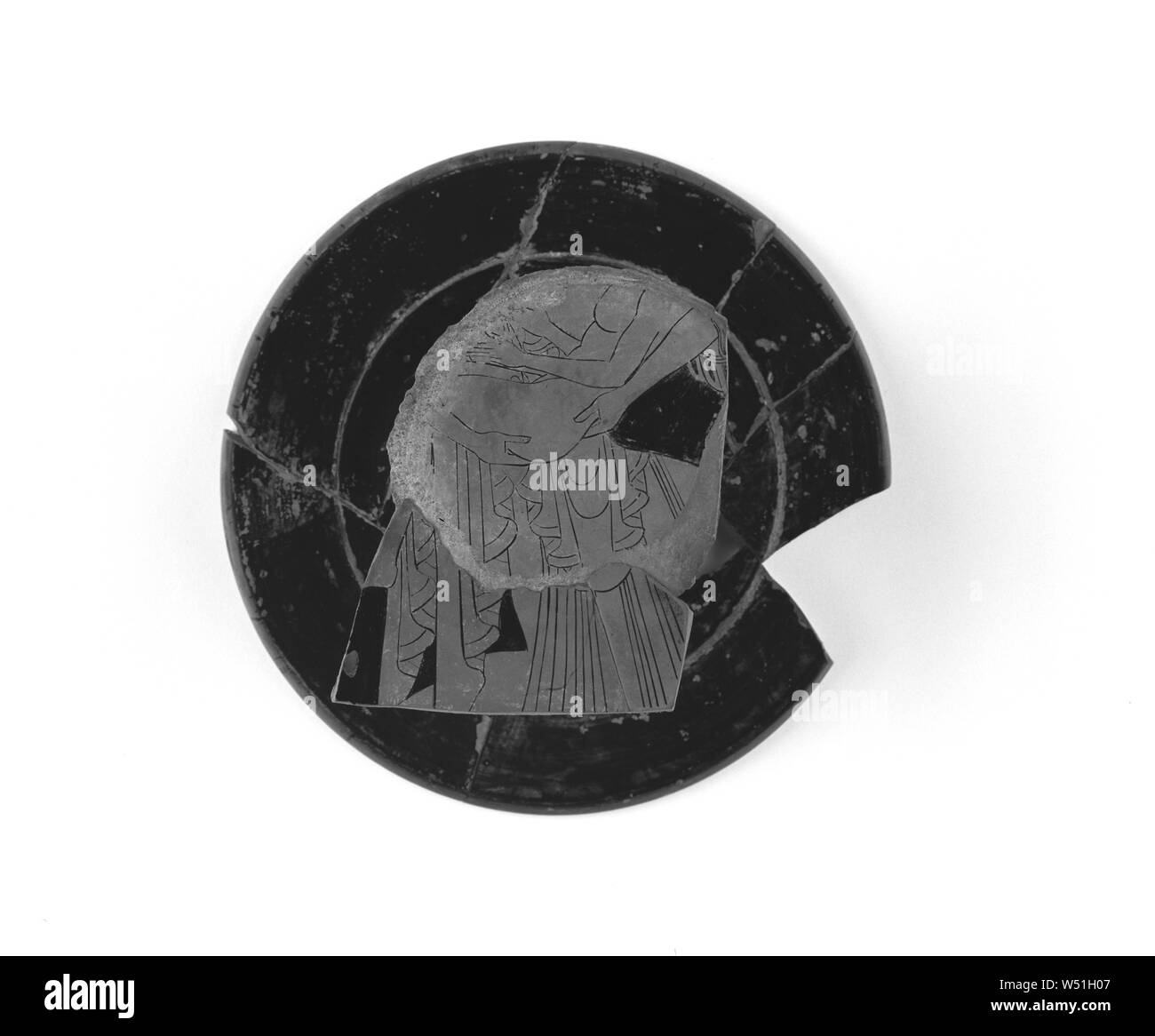 Grenier Coupe Red-Figure Fragment, Inconnu, Athènes, Grèce, 490 - 480 avant J.-C., terre cuite, 6,6 × 13,4 cm (2 5/8 x 5 1/4 in Banque D'Images