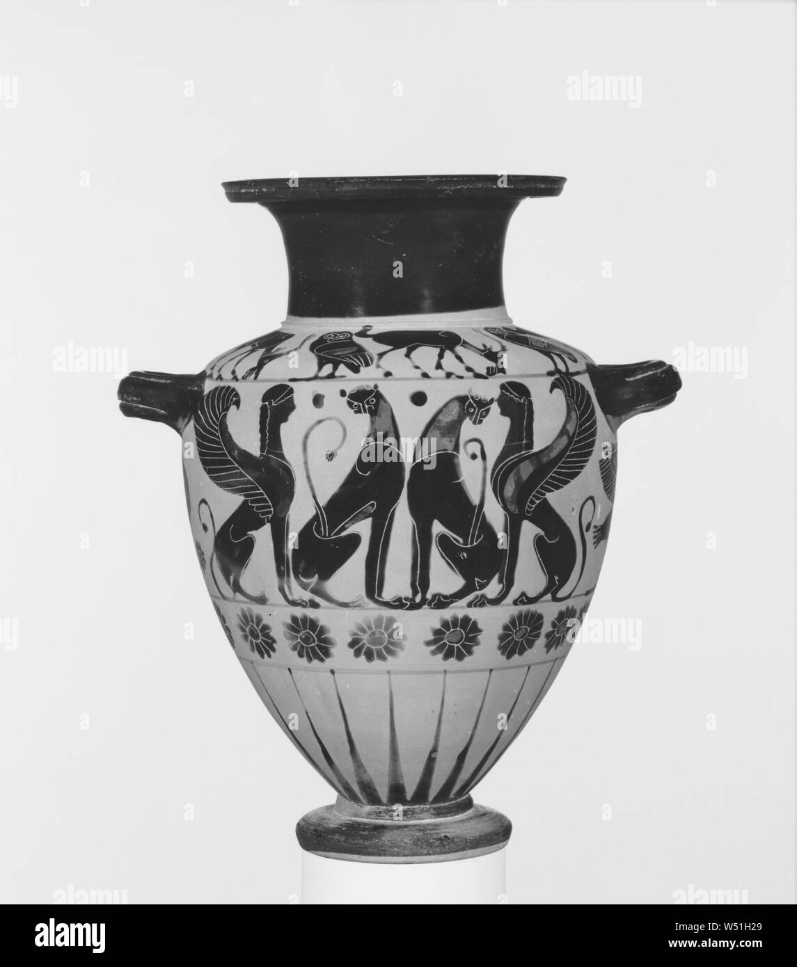 Chalcidian Black-Figure Hydria, attribué à peintre de Campana Dinoi, Chalcis, Grèce, environ 520 - 510 avant J.-C., terre cuite, 27,9 × 23,8 × 18,4 cm (11 × 9 × 7 3/8 1/4 Banque D'Images