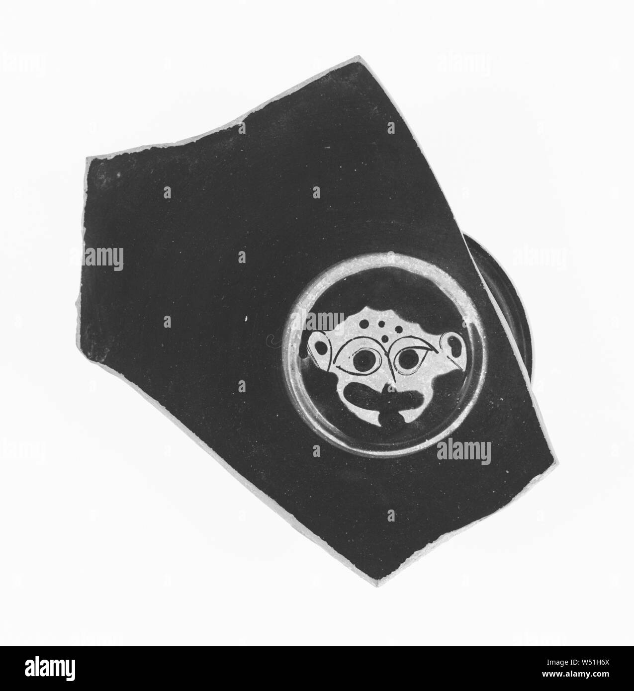 Grenier Coupe Black-Figure Fragment, Inconnu, Athènes, Grèce, environ 500 avant J.-C., terre cuite, 3,8 × 9,9 × 6,8 cm (1 1/2 x 3 7/8 × 2 11/16 po Banque D'Images