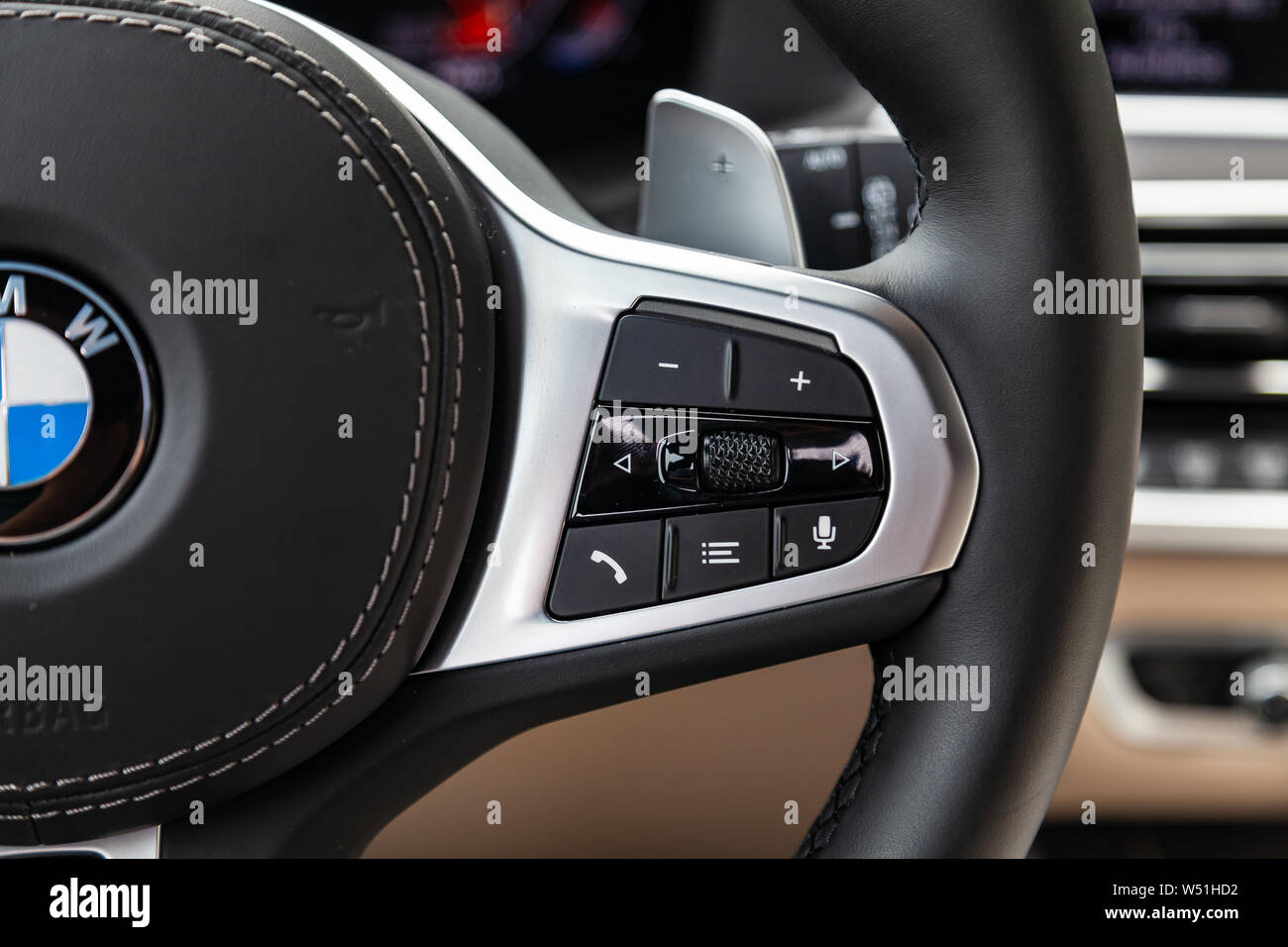Novosibirsk, Russie - 07,20.2019 : Vue de l'intérieur blanc et brun de la  BMW X7 M Performance avec planche de bord, volant multifonctions, téléphone  mais Photo Stock - Alamy