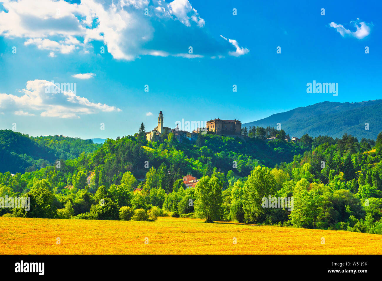 Compiano village médiéval, église et château dans la vallée du Taro, Parma, Italie Banque D'Images