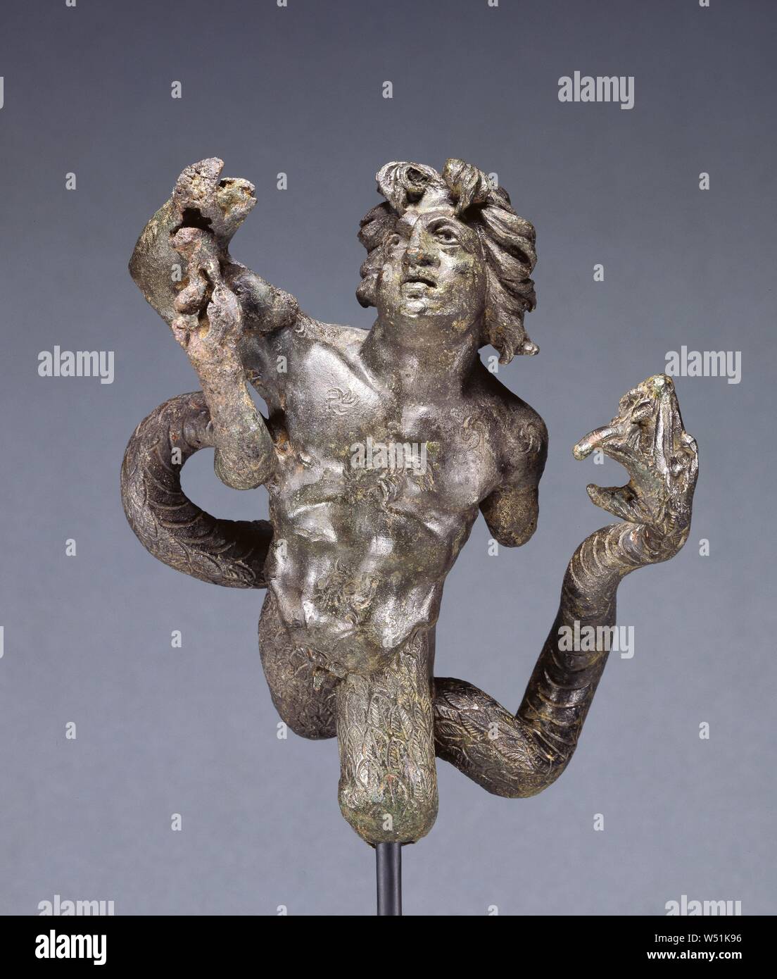 Un Snake-Legged Statuette de Géant, Inconnu, Empire romain, 180 - 220, Bronze, 14 × 12,5 × 7 cm (5 1/2 × 4 × 2 3/4 à 15/16 Banque D'Images