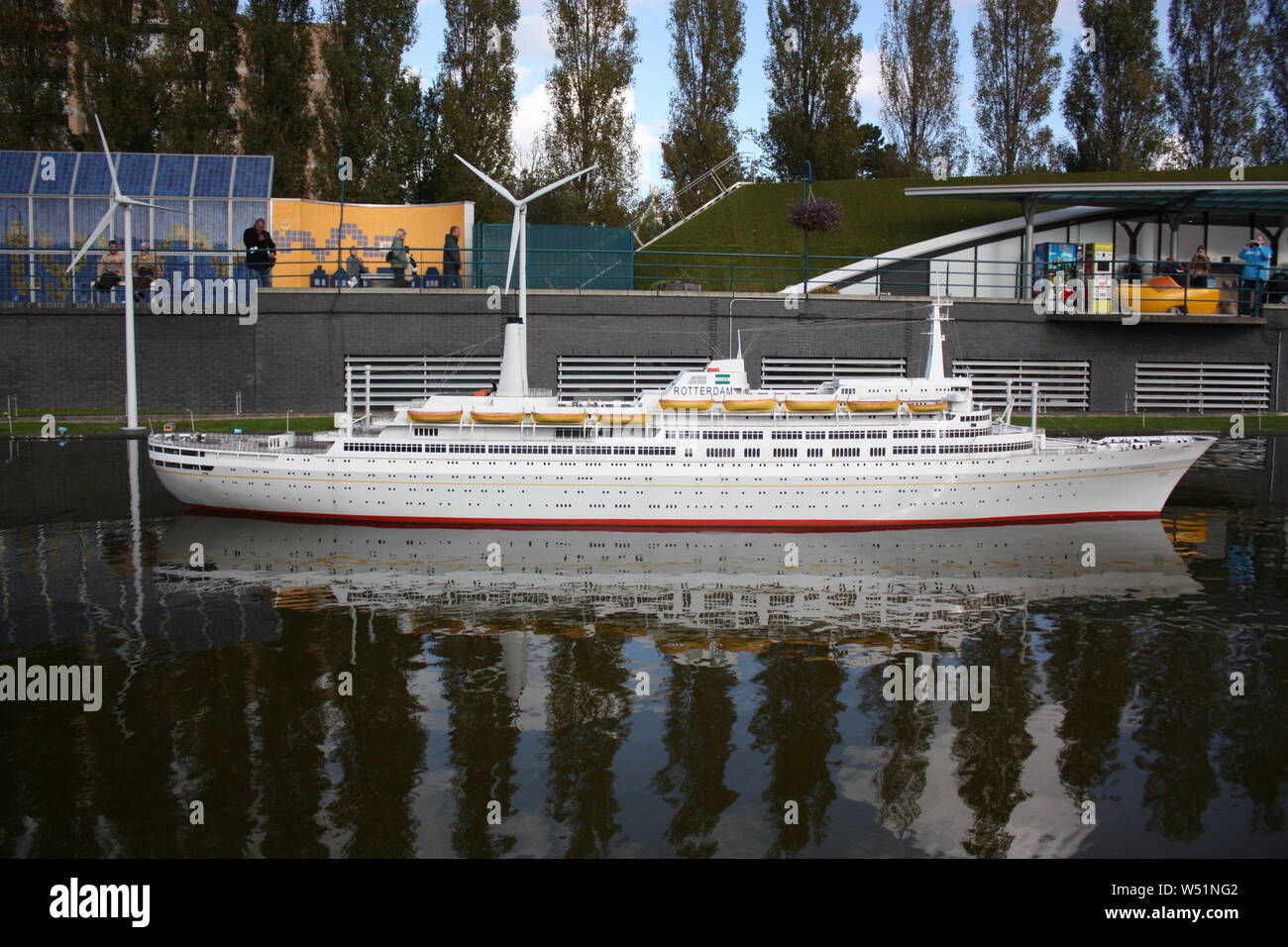 Les gens aiment voir la réplique d'un navire néerlandais dans le parc Madurodam à Scheveningen, à La Haye, Pays-Bas, qui a été construit à l'échelle de 1:25 Banque D'Images